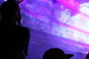 Bere Gratis pe versuri celebre, băieţi răi de Bucureşti şi ritmuri electrizante în Fermă!