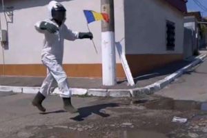 Video| Legătura dintre craterele de pe Lună şi gropile de pe drumurile din România- parodie virală pe facebook