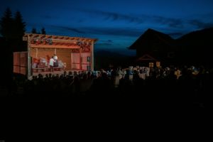 Teatru la o mie de metri altitudine. Peste 250 de spectatori în campusul Tăşu (FOTO)