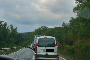 Coloană de maşini pe DN 17 C la ieşirea din Năsăud spre Bistriţa. Ce s-a întâmplat