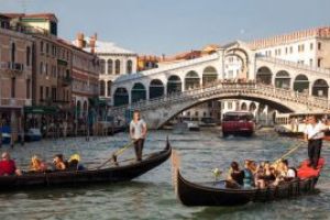 Venetia – Doi turisti, amendati cu 950 de euro pentru ca si-au facut o cafea la baza podului Rialto