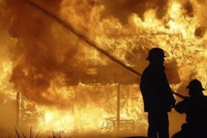 ACUM. Incendiu la o casă în Luduş cu pericol de propagare