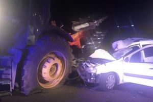 Accident mortal! O maşină cu patru persoane a intrat în coliziune cu un utilaj agricol