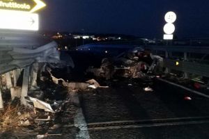 FOTO. Accident mortal în Italia. O maşină cu 8 români s-a izbit de un parapet