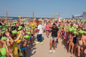 Campioanele Catalina Ponor si Cristina Neagu au facut miscare alaturi de copii, pe litoral