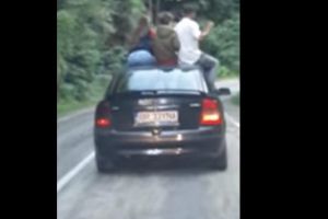 VIDEO – Teribilişti pe Transfăgărăşan. S-au plimbat cocoţaţi pe capota maşinii