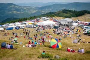 Foto| Mii de oameni au urcat pe Muntele Găina păstrând tradiţia de sute de ani a Târgului de Fete
