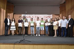 Premii de la Cătălin Coman pentru cei mai buni elevi şi sportivi şi pentru 31 de cupluri de ...