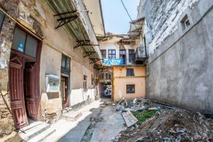 Pensionarul din Rădăuţi care riscă să moară în locuinţa socială oferită de primărie ...