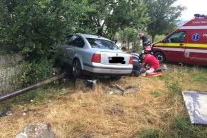 Accident la Lechinţa: Maşină intrată într-un gard din beton. Șoferul, resuscitat şi dus la Mureş