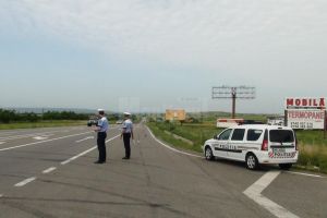 Băiat de 15 ani, prins conducând o maşină