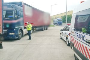 O nouă acţiune de amploare pe şoselele din Bihor: Camioanele, autobuzele şi alte vehicule de transport, verificate de poliţişti