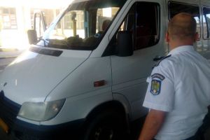 Zeci de butelii cu freon, descoperite de poliţişti în Vama Petea