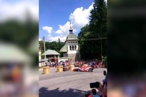 VIDEO - Un Ferrari a lovit în plin un fotograf de la marginea circuitului, duminică, la raliul de la Sinaia