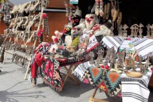 Peste 35 de meşteri, prezenţi la Târgul meşterilor populari de la Câmpulung Moldovenesc