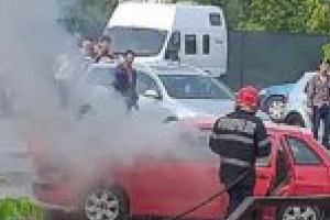 VIDEO. Maşină în flăcări pe cea mai circulată stradă din Oraviţa!