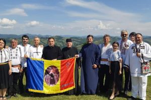 Spectacol pentru vârstnicii din Sibiu în grădina bisericii de pe strada Dealului