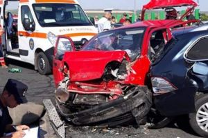 FOTO Accident teribil, cu patru răniţi! Matiz strivit între un BMW şi un VW