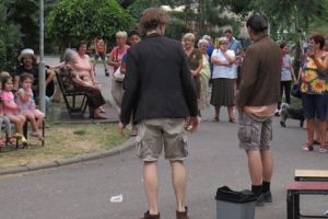 Improvizaţii de teatru despre problemele cartierului Traian, în Parcul Poporului