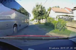 Știrea ta VIDEO| La un pas de accident! Conducătorul unui autoturism, şicanat în trafic de un autobuz care îi ”taie calea”