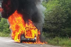 Un Mercedes a ars violent, în trafic, între Ilişeşti şi Păltinoasa