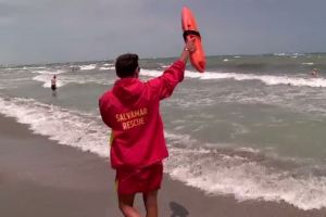 Incident pe litoral – Un bărbat l-a bătut pe salvamarul care i-a salvat iubita