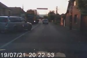VIDEO| Accident evitat în ultimul moment de şoferul unui TIR, nevoit să frăneze brusc