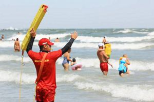 Culmea nesimţirii: Un salvamar a fost agresat de iubitul fetei pe care încerca să o salveze