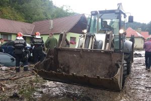 VIDEO FOTO – Case inundate si copaci rupţi după furtuna de luni la Sibiu. O maşină luată de ape