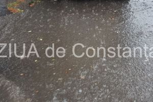 Trafic intrerupt pe DN 22D, judetul Tulcea, din cauza ploii torentiale