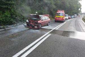 FOTO Accident pe Valea Oltului – O maşină a luat foc după ce s-a lovit de o stâncă