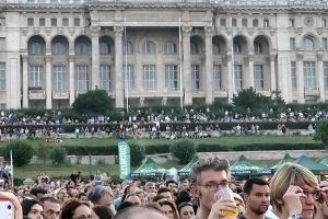 Cum s-au uitat gratis la Bon Jovi sute de politicieni şi acoliţii lor – Organizatorii le bat obrazul!