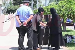 Video| Circ în plină stradă într-un oraş din România. Două măicuţe ”aghezmuite” au scuipat şi blestemat pe toţi cei care le-au ieşit în cale