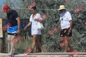 Ion Țiriac, cu o brunetă sexy pe Litoral! Ce apariţie şic a avut cel mai bogat român