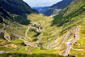 POLIȚIA îi caută! Ce au făcut patru tineri pe Transfăgărăşan. Puteau să MOARĂ (VIDEO)