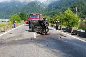 FOTO – Accident pe Valea Oltului. Șoferul se uita pe telefonul mobil