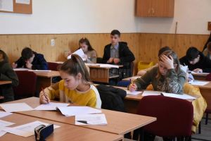 20 de elevi suceveni, notaţi cu 10 curat la examenele naţionale, vor fi recompensaţi cu bani