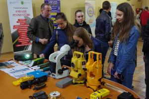 Încă o şansă pentru elevii care vor să înveţe o meserie. Peste 1. ...