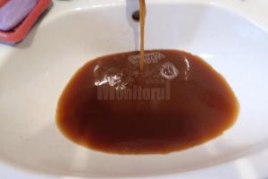 În Dolhasca, la robinetele gospodăriilor racordate la reţeaua de apă curge fie apă cu fier ...