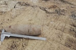 FOTO: Proiectil exploziv găsit pe autostradă zona Luduş – Gheja