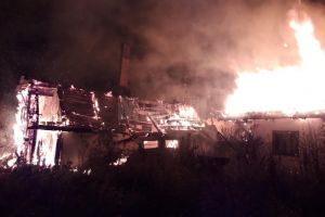 Incendiu puternic, la două locuinţe, la Fântâna Mare
