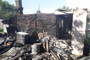 Mai multe bunuri s-au făcut scrum în incendiile de ieri. Cauze probabile: scurtcircuit electric şi trăsnetul