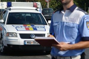 Un tânăr de 20 de ani s-a ales cu un dosar penal, după ce a fost prins de poliţişti că nu deţine niciun permis de conducere