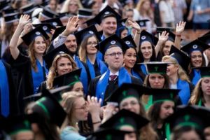 Programul complet al festivităţii de absolvire a studenţilor UMFST. Ministrul Educaţiei Naţionale, prezent alături de absolvenţi