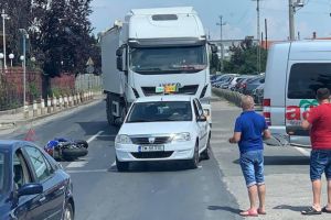 Motociclist la spital după ce un şofer nu i-a acordat prioritate, la Timişoara
