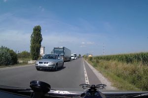 VIDEO. La un pas de tragedie! Șofer filmat în timp ce depăşeşte o coloană de maşini