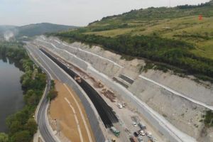 VIDEO DRONĂ: În “dealul liliecilor”, pe Autostrada A1 Lugoj-Deva lot 4, un sens de mers este asfaltat
