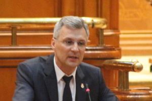 Un senator acuză: Isărescu a luat 120.000 de euro ajutor de pensionare şi nu s-a mai pensionat