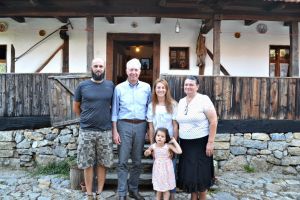Drumeţie diplomatică: Ambasadorul SUA, Hans Klemm, a vizitat destinaţia de ecoturism Pădurea Craiului (FOTO)