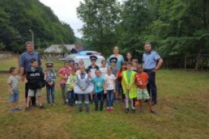 Politistii de la Prevenire, alaturi de copiii din tabara de la Handalu Ilbei